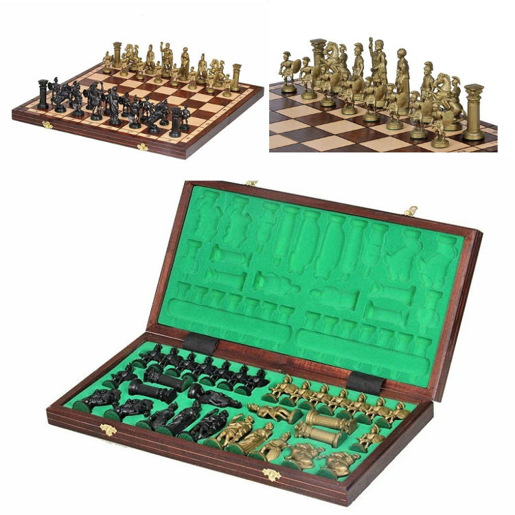 Aufgebautes Spartan-Schachspiel mit dunklen und goldenen Figuren