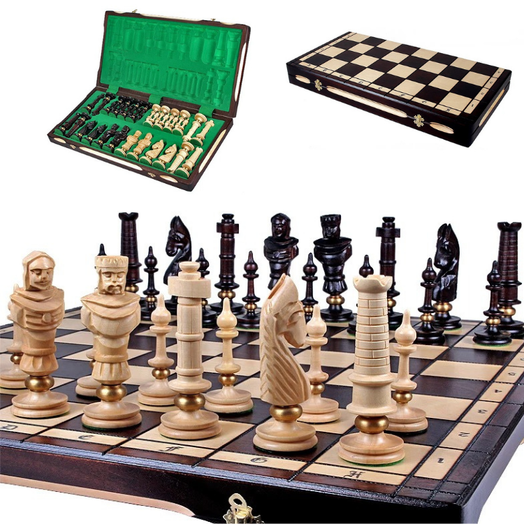 Aufgebautes Royal Lux Schachspiel mit Messingringen, Gesamtansicht mit Kassette
