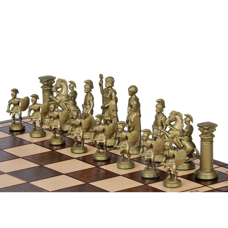 Aufgebautes Spartan-Schachspiel, Nahaufnahme der goldenen Figuren im Vordergrund