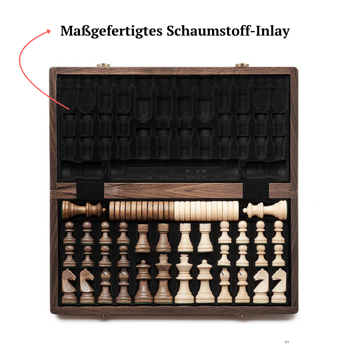Geöffnetes Reiseschach-Etui mit maßgefertigtem Schaumstoff-Inlay