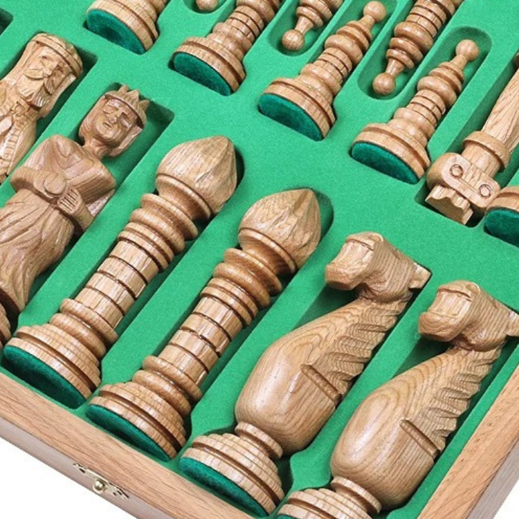 Helle Schachfiguren in den grünen Filzfächern der geöffneten Kassette