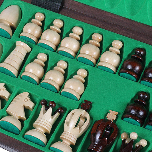 Schachfiguren in den grünen Filzfächern der geöffneten Kassette