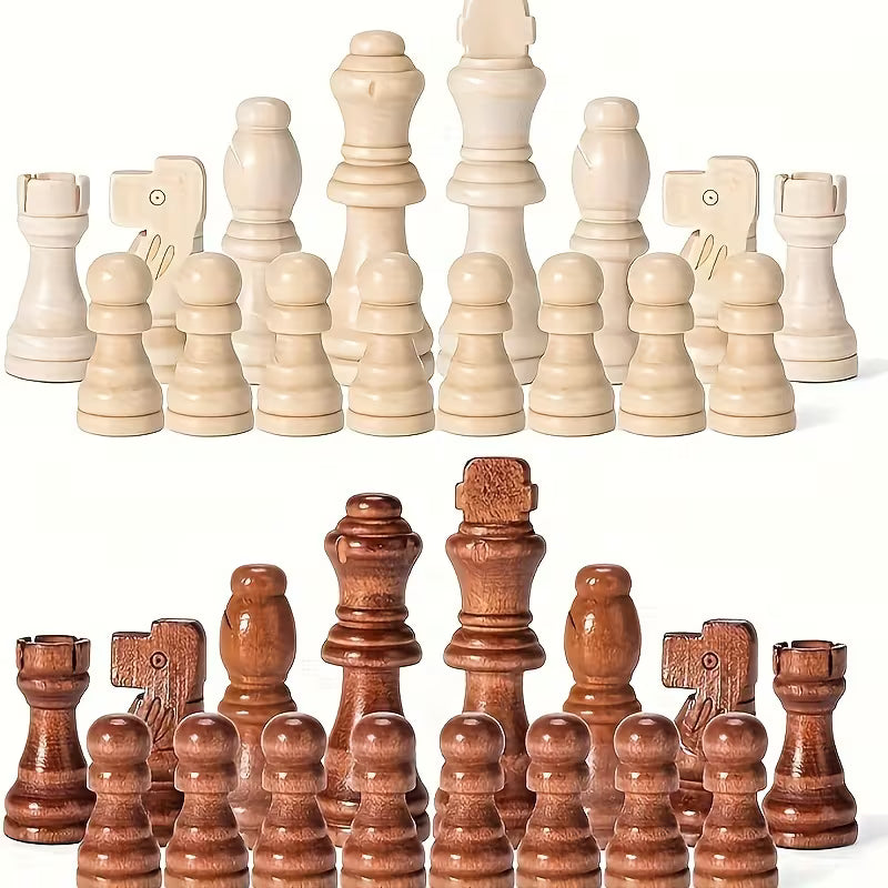 Vollständiger Figurensatz: 16 naturhelle und 16 dunkelbraune Schachfiguren