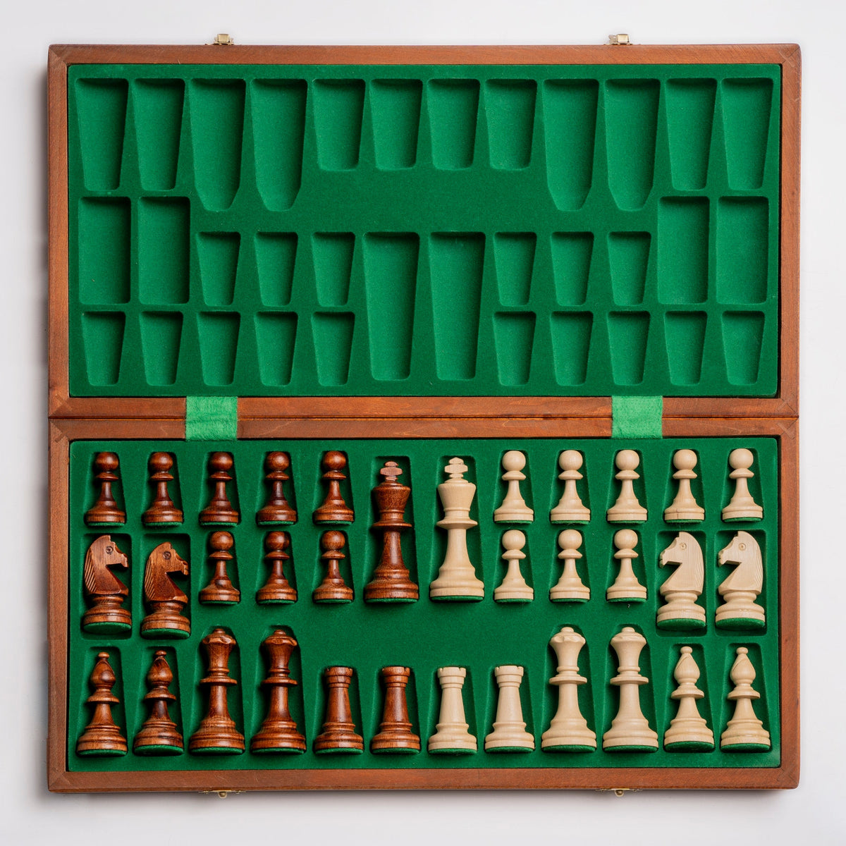Aufgebautes Schachspiel mit Intarsien-Schachbrett und braunen Figuren