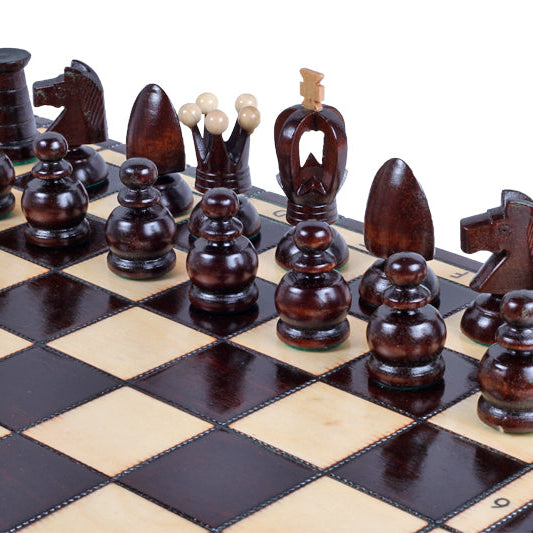 Aufgebautes Schachspiel im königlichen Stil, Schrägansicht mit dunklen Figuren im Vordergrund