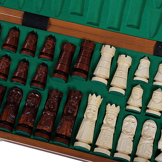 Schachfiguren in den grünen Filzfächern der geöffneten Kassette