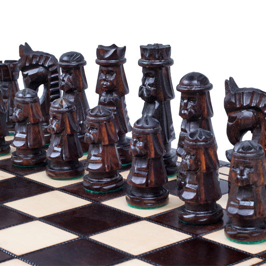Aufgebautes Schachspiel, Nahaufnahme der dunklen Figuren im Vordergrund