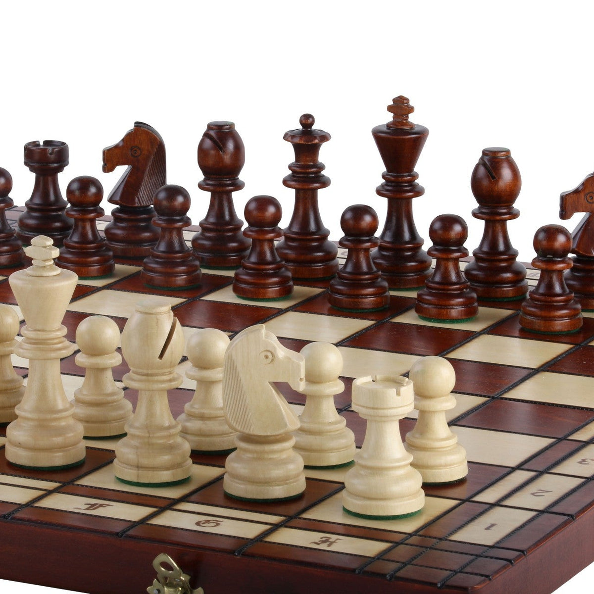 Aufgebautes Turnier-Schachspiel mit dunkelbraunen und cremefarbenen Staunton-Figuren