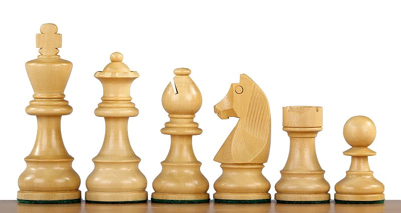 Helle Staunton-Figuren aus Buchsbaum in Reihe, Detailansicht