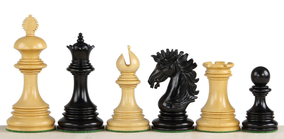 Schachfiguren aus Ebenholz und Buchsbaum in Reihe, gemischte Ansicht