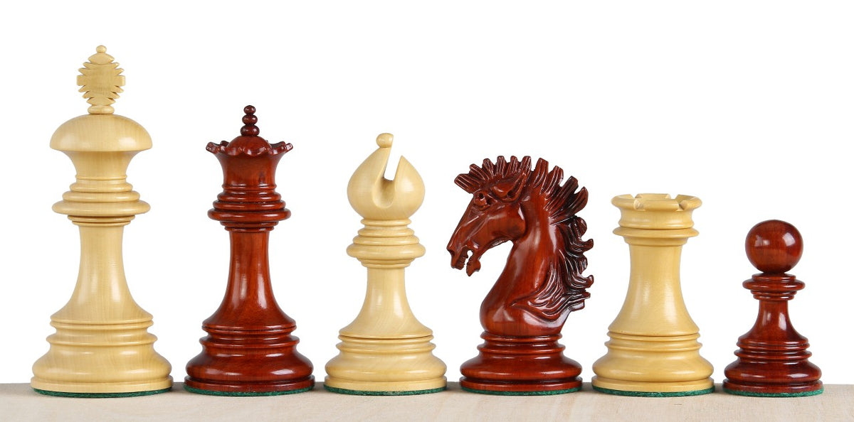 Schachfiguren aus Redwood und Buchsbaum in Reihe, gemischte Ansicht