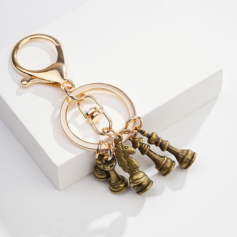 Schach-Schlüsselanhänger im Turnier-Design mit Emaille-Figuren, auf weißer Geschenkbox