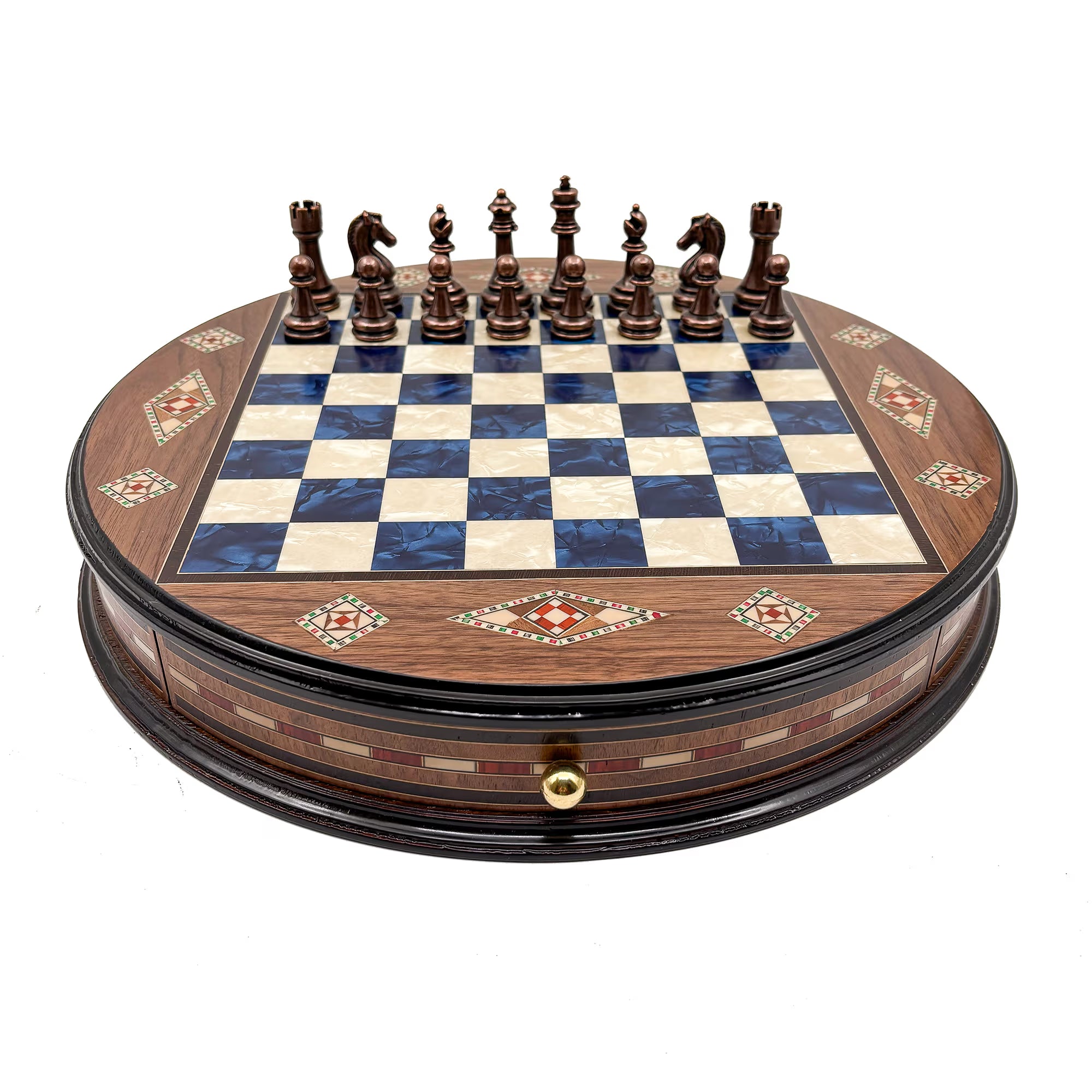 Geöffnetes rundes Mosaik-Schachspiel mit Figuren in der Schublade – Schachatelier