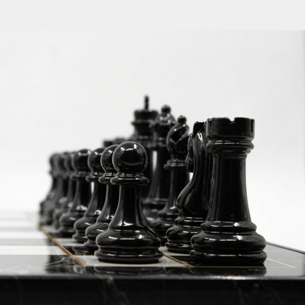 Grand jeu d'échecs avec pièces en métal et échiquier effet marbre