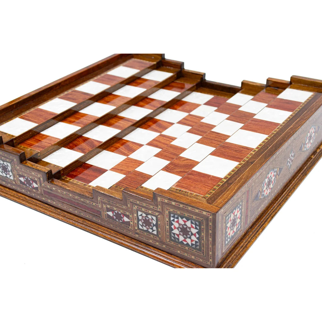 Detailansicht des Premium Arena-Schachspiels mit Rosenholz-Intarsien – Schachatelier