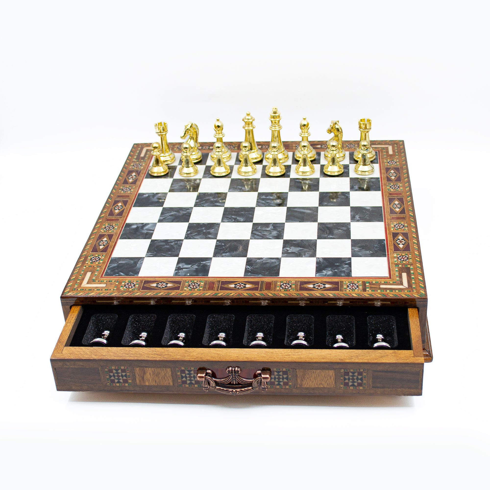 Nahaufnahme der Schachfiguren und des Holzbretts mit Schublade – Schachatelier