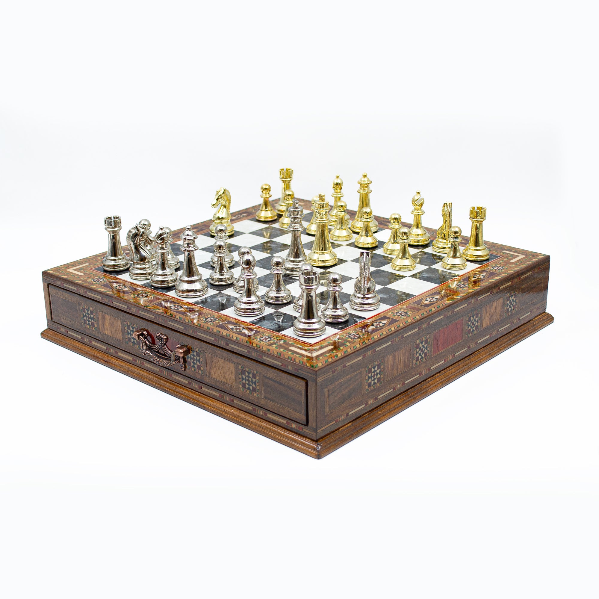 Handgefertigtes Schachspiel aus Holz mit schwarzem Brett und Metallfiguren – Schachatelier