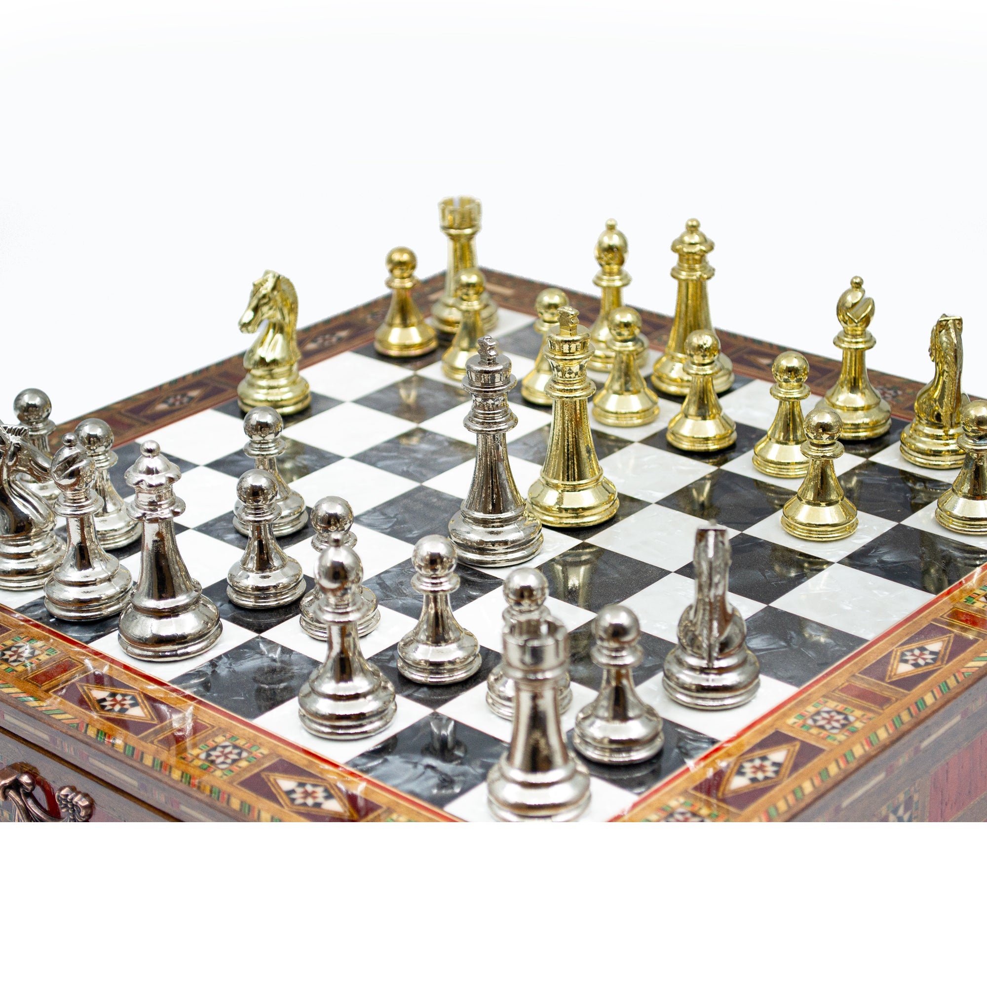 Detailansicht der gewichteten Metall-Schachfiguren auf dem Holzbrett – Schachatelier