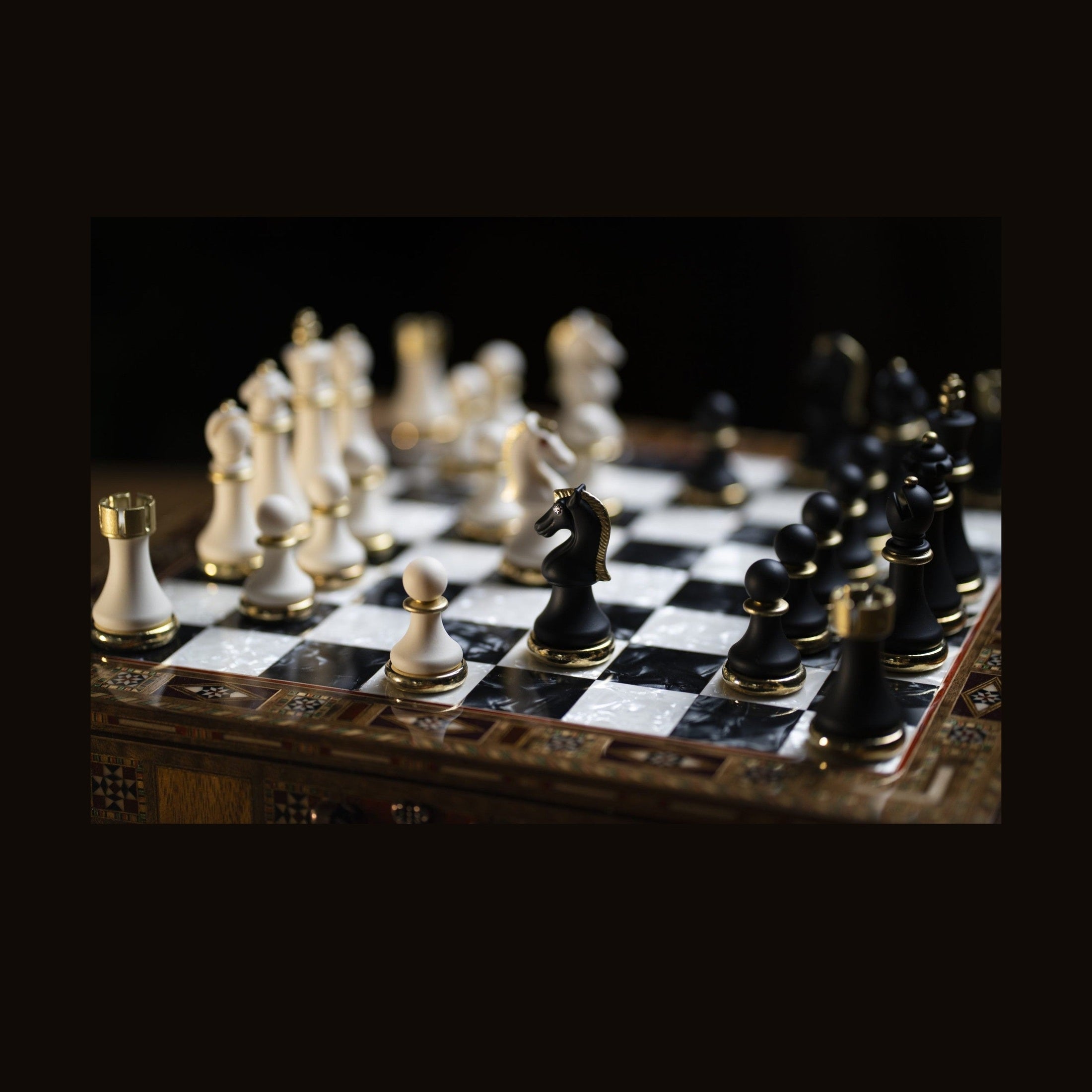 Geöffnetes Nussbaum-Schachspiel mit Figuren im Aufbewahrungsfach – Schachatelier
