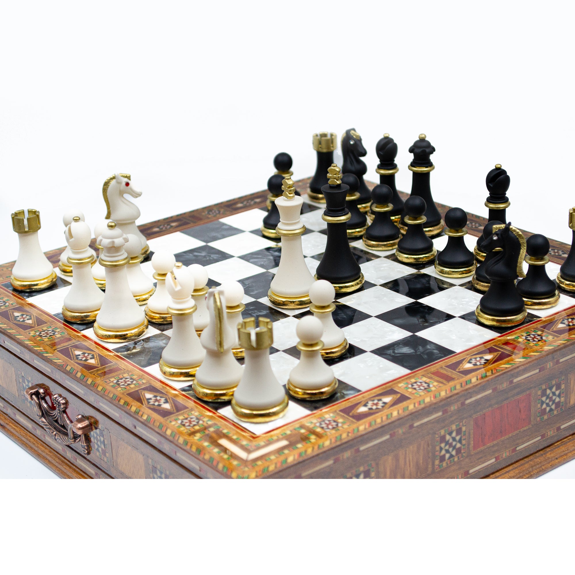 Nussbaum-Schachspiel als edles Geschenk mit personalisierbarer Gravur – Schachatelier