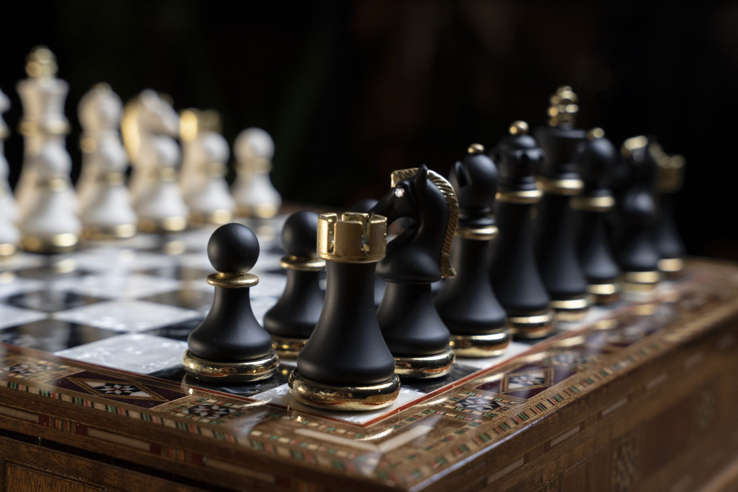Luxuriöses Nussbaum-Schachspiel mit Gold-Silber-Figuren im Detail – Schachatelier