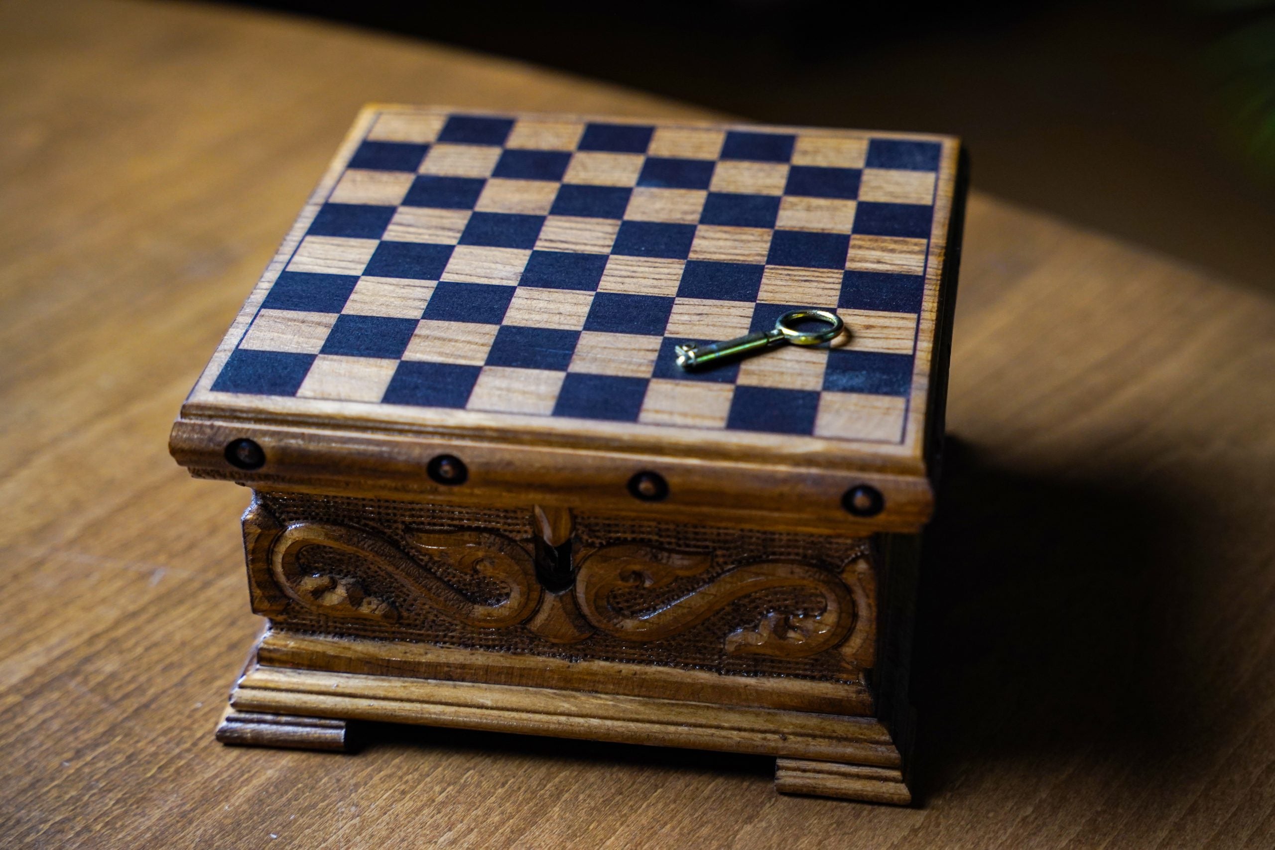 Nussbaum-Schachspiel mit verstecktem Schloss und edler Maserung – Schachatelier