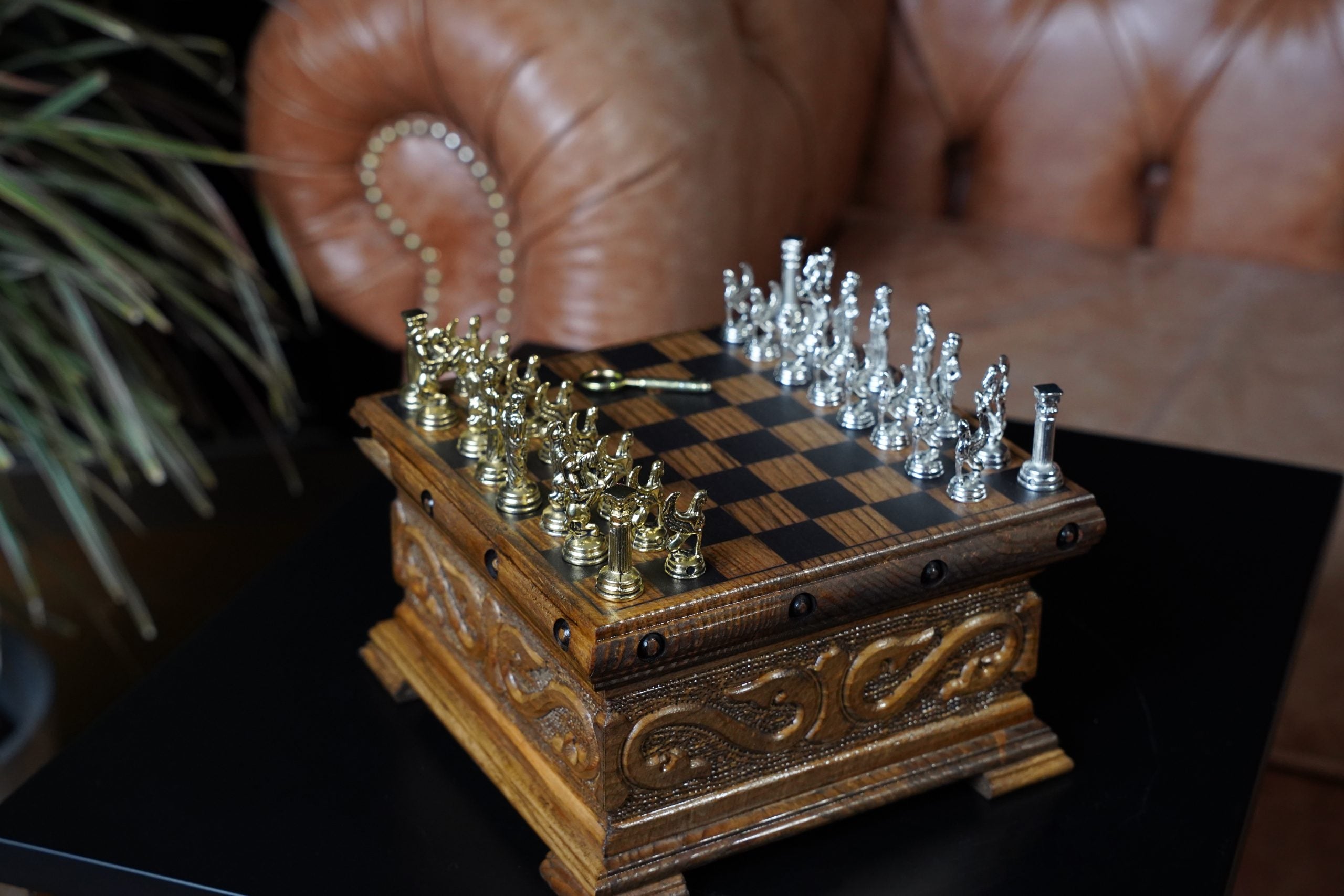 Personalisierbares Nussbaum-Schachspiel mit Schloss als Geschenk – Schachatelier