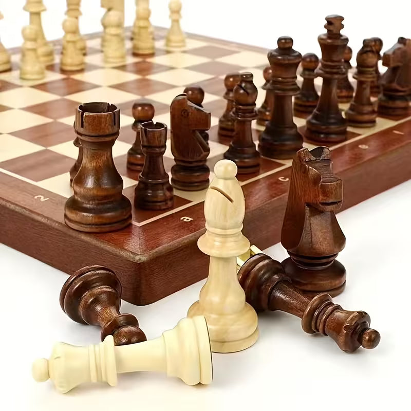 Aufgebautes Reiseschach auf Holztisch, Figuren in Spielposition