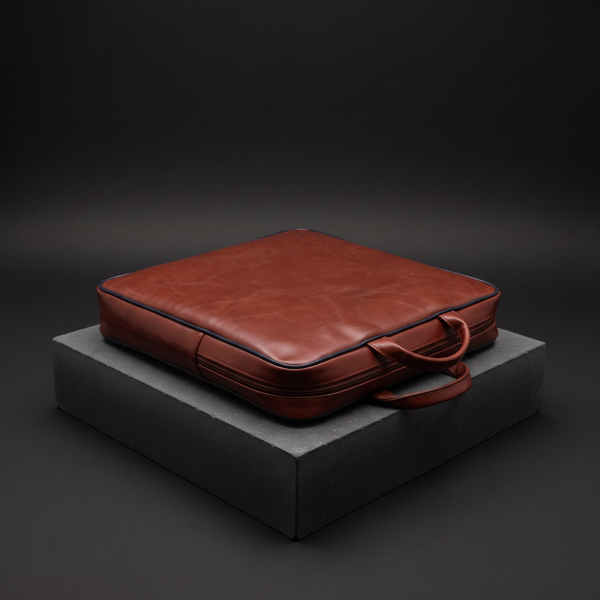Schachtasche in Cognacbraun aus veganer Lederalternative mit Reißverschluss und Tragegriffen – Schachatelier