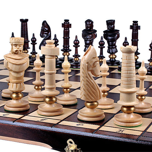 Aufgebautes Royal Lux Schachspiel, dunkle Figuren im Vordergrund