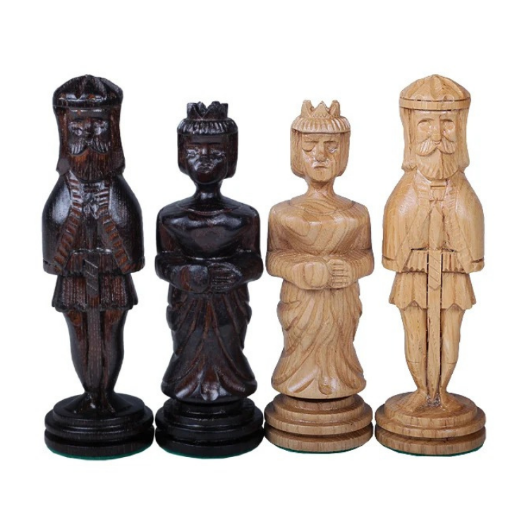 Nahaufnahme von vier geschnitzten Figuren, helle und dunkle Ausführung