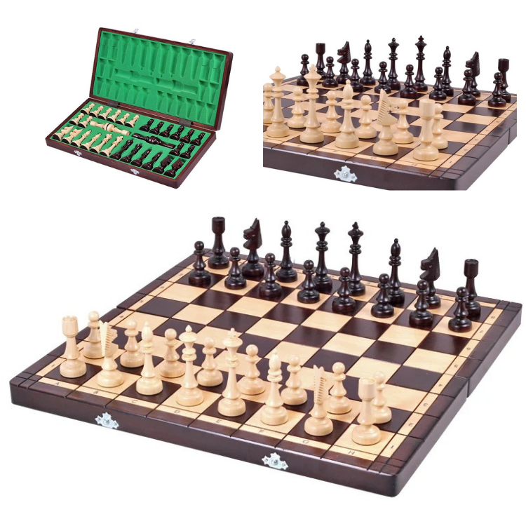 Aufgebautes Turnier-Schachspiel mit eleganten Meisterfiguren, Gesamtansicht mit Kassette