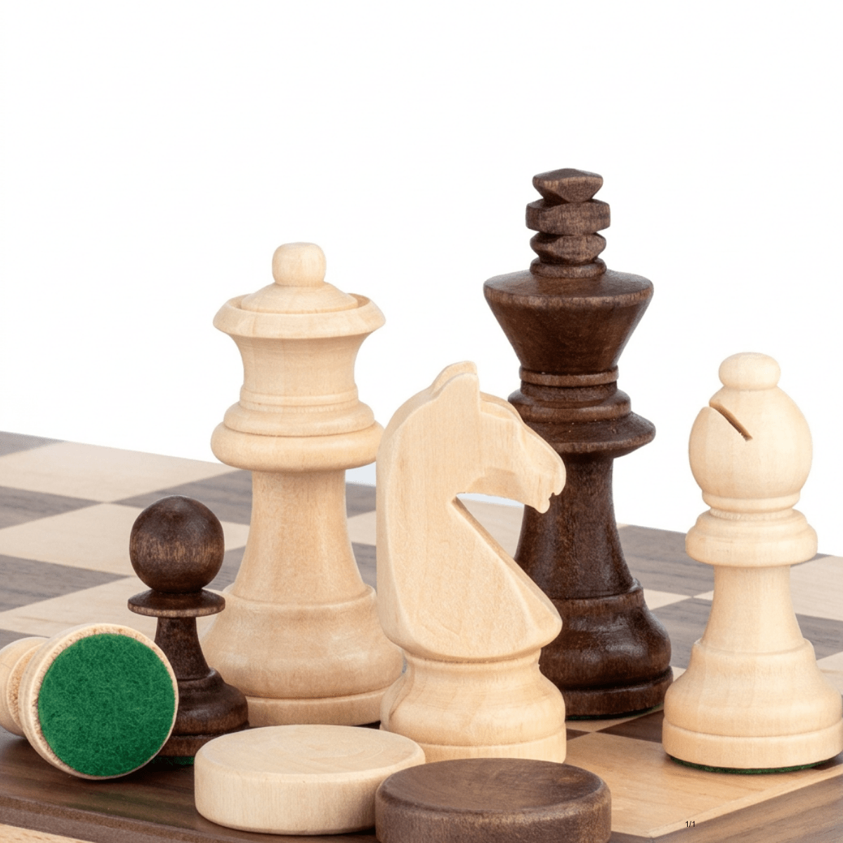 Schach- und Damefiguren des Reiseschachs im Detail, Nahaufnahme
