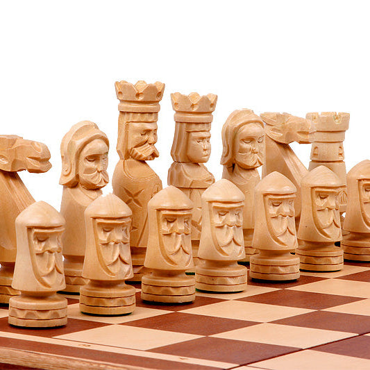 Aufgebautes Intarsien-Schachspiel, helle Figuren im Vordergrund
