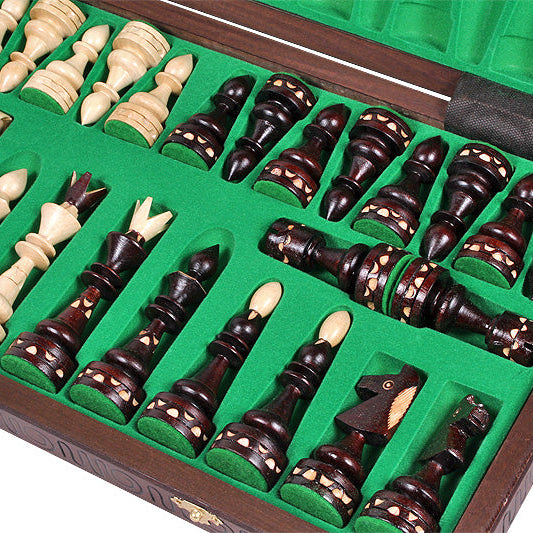 Schachfiguren in den grünen Filzfächern der geöffneten Kassette