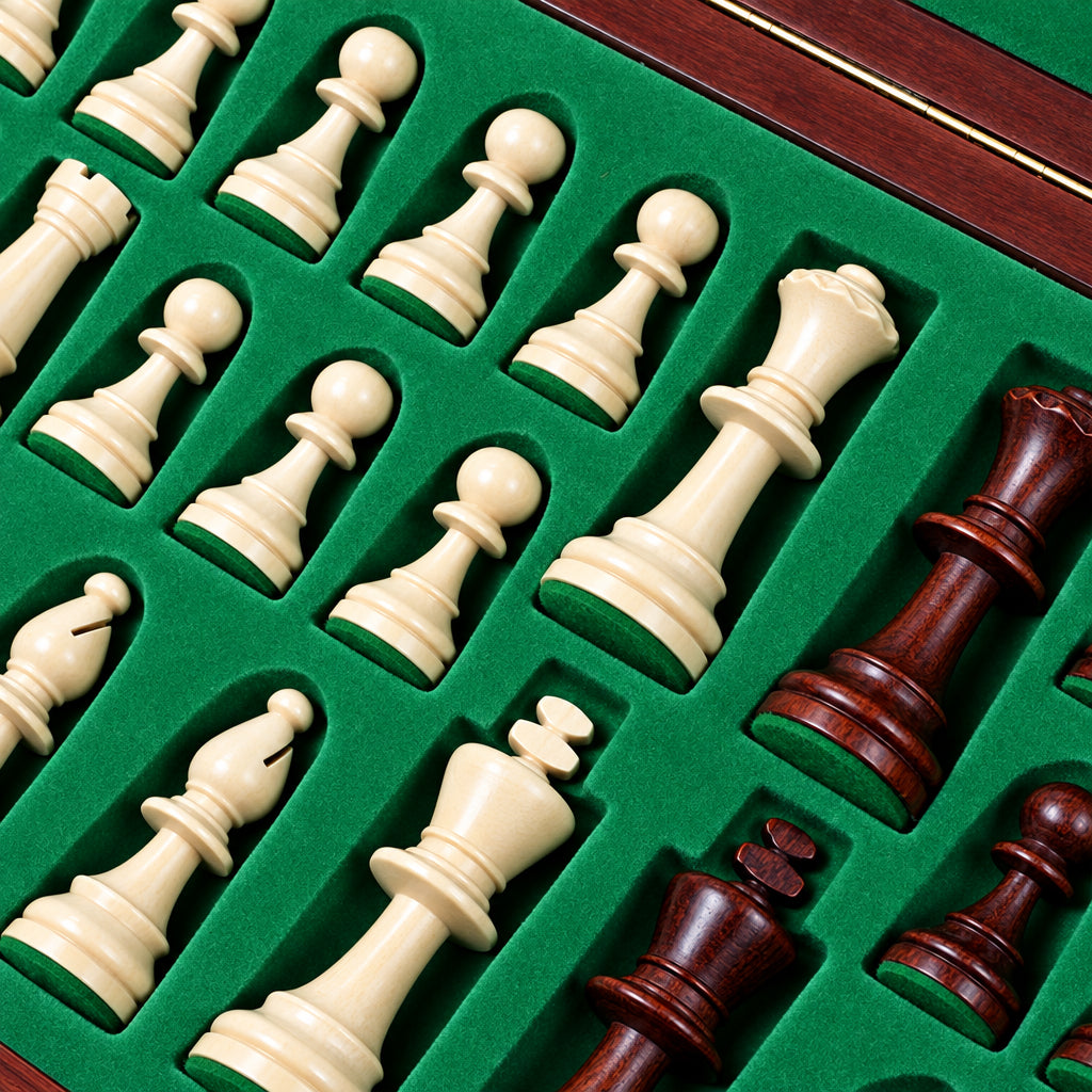 Coffret d'échecs ouvert avec garniture verte et compartiments pour les pièces claires