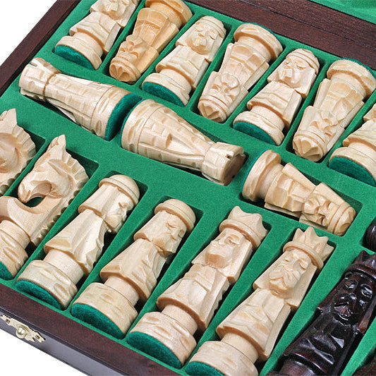 Helle Schachfiguren in den grünen Filzfächern der geöffneten Kassette