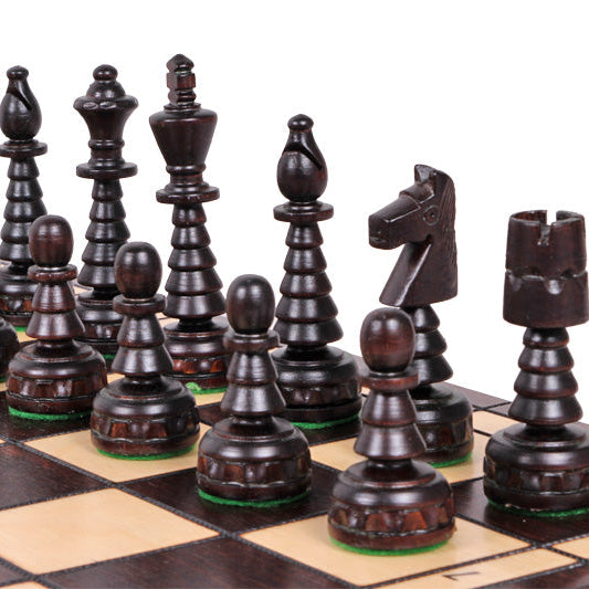 Aufgebautes Schachspiel, Schrägansicht mit dunklen Figuren im Vordergrund