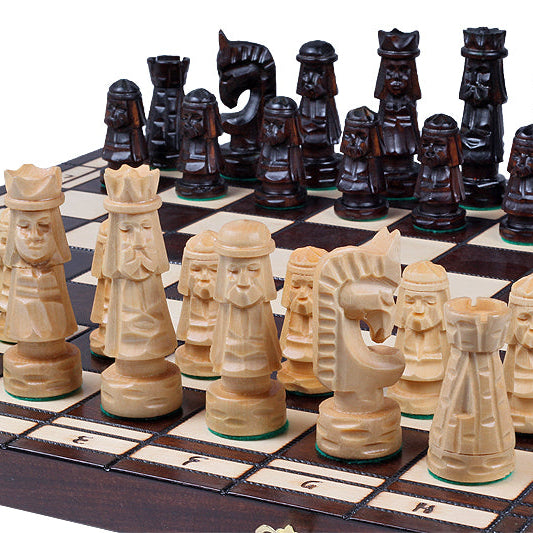 Aufgebautes Schachspiel, Nahaufnahme der dunklen Figuren