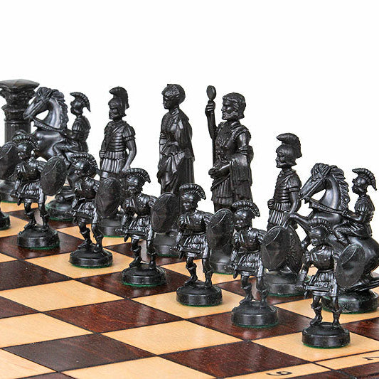 Nahaufnahme der dunklen Spartan-Schachfiguren