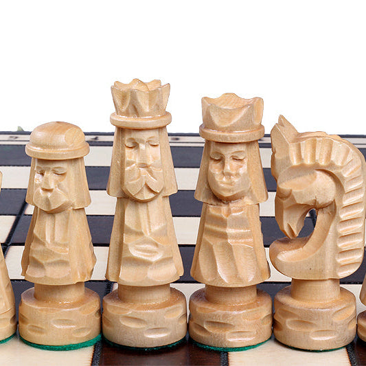Aufgebautes Schachspiel, Weitwinkelansicht mit hellen Figuren