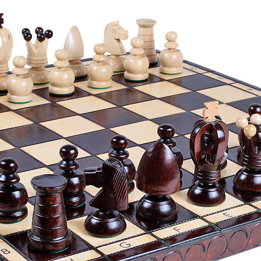 Aufgebautes Schachspiel im königlichen Stil, Schrägansicht mit hellen Figuren im Vordergrund