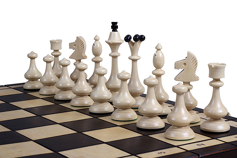 Nahaufnahme der Schachfiguren, Springer im Vordergrund