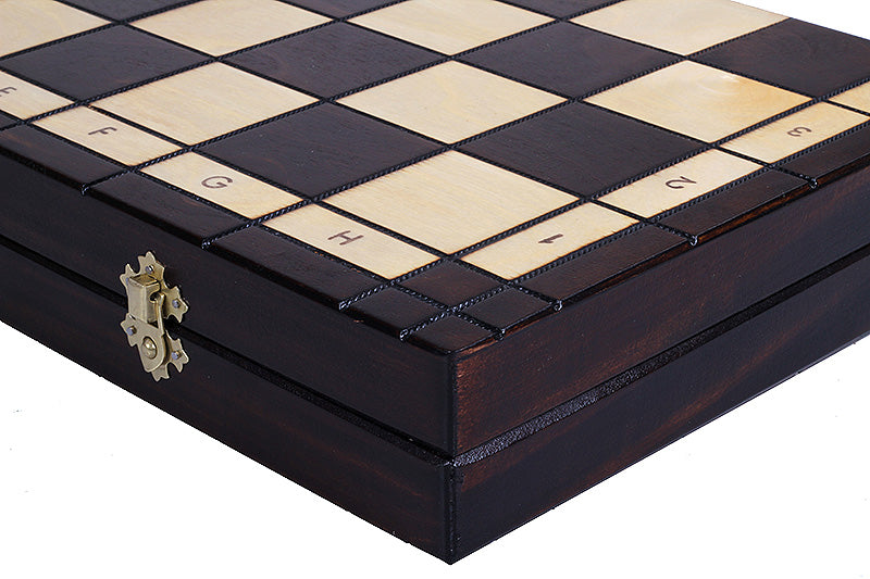 Aufgebautes Schachspiel, Schrägansicht mit dunklen und hellen Figuren