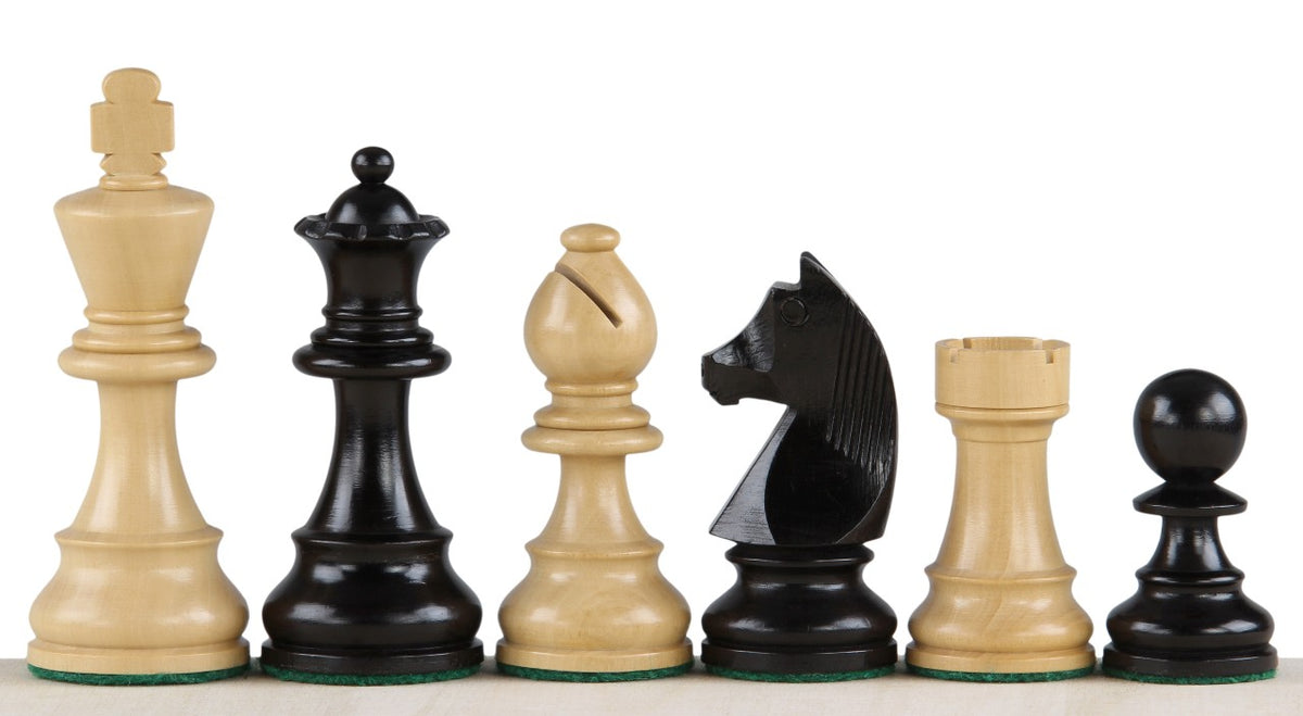Ebonisierte und naturbelassene Staunton-Figuren in Reihe, gemischte Ansicht