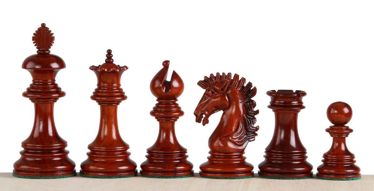 Rotbraune Schachfiguren aus Redwood mit geschnitztem Springer, Detailansicht