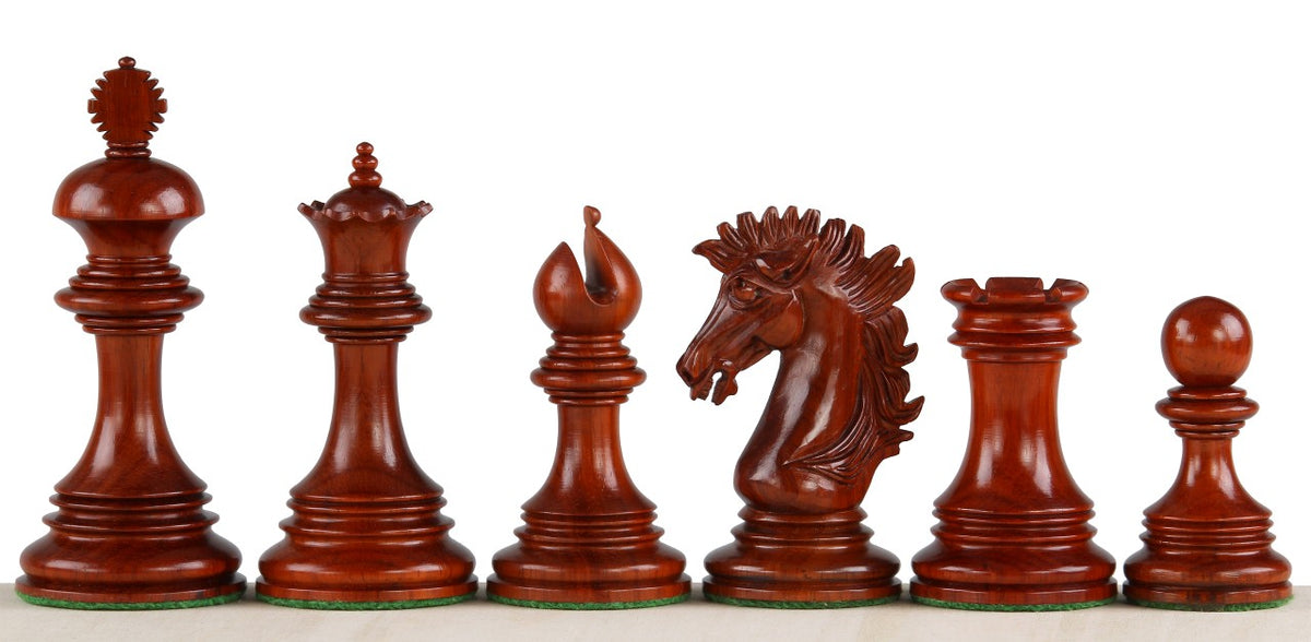 Rotbraune Schachfiguren aus Redwood mit geschnitztem Springer, Detailansicht