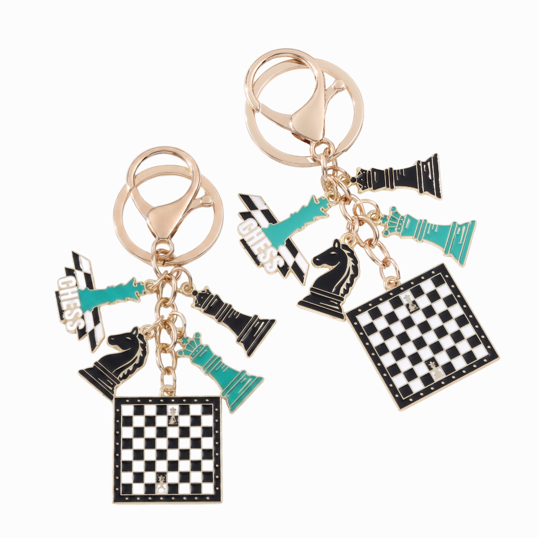 Zwei Schach-Schlüsselanhänger im Turnier-Design nebeneinander, freigestellt