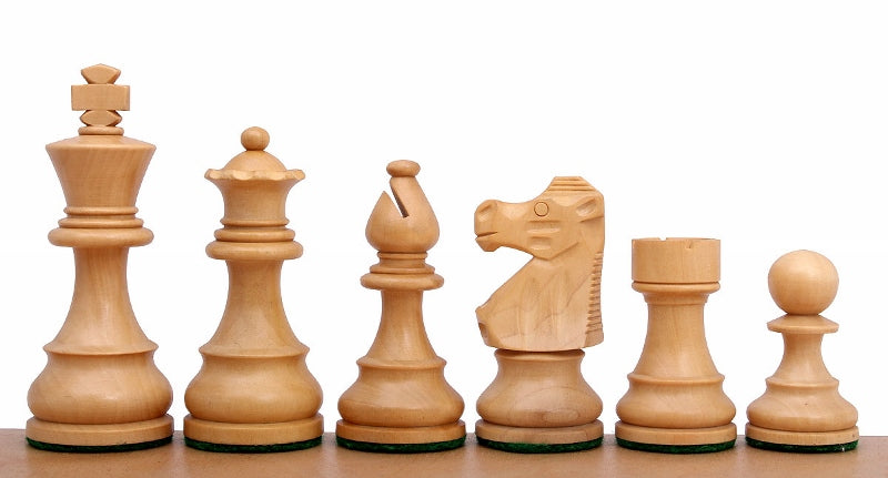 Naturbelassene französische Staunton-Figuren in Reihe, Detailansicht