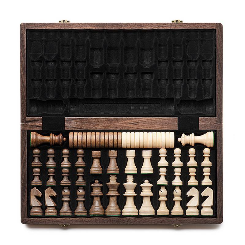 Geöffnetes Reiseschach-Etui mit Schach- und Dame-Figuren in den Fächern